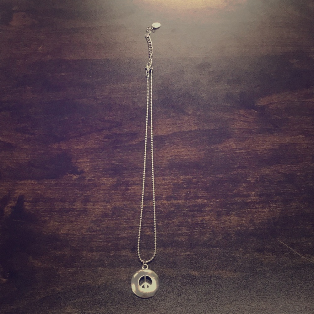 SMALL SILVER PEACE SIGN NECKLACE